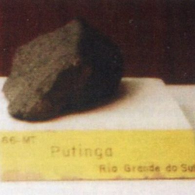 Brasile 3 Ho ricevuto informazione dal Sig. Eberard Schmidt, che cura la Sezione Meteoriti sulla rivista « GLUKAUF » che, in una sua visita in Brasile, aveva potuto vedere un frammento della meteorite Putinga presso il Museo Nazionale a Rio de Janeiro distrutto nel 2018 a seguito di un incendio.
La foto a fianco riprende la meteorite che era esposta.